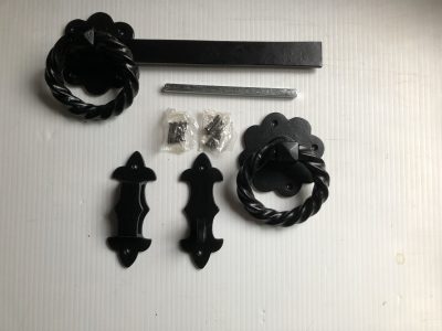 Large Twisted ring latch Black